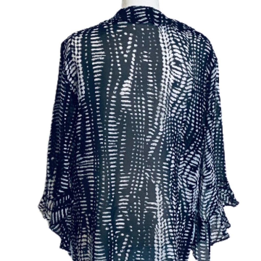 🌴 Chico’s Top - Size 2 - Picture 4 of 9